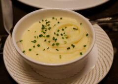 Kartupeļu biezenis būs krēmīgs un bez kunkuļiem, ja katlā pievieno divas vienkāršas sastāvdaļas