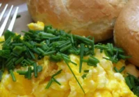 5 pavāriem jautāja, kā pagatavot perfekti gaisīgu olu kulteni – visi sniedza vienu un to pašu atbildi