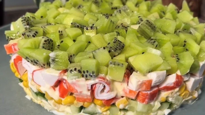 Svētku salāti ar kivi – viegli pagatavojami, un garša pārsteigs daudzus