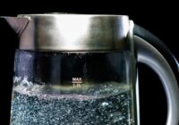 Tīru savu tējkannu bez birstes vai ķimikālijām – iemetu 2 ēdamkarotes verdošā ūdenī, un tā spīd kā jauna, bez kaļķakmens vai rūsas