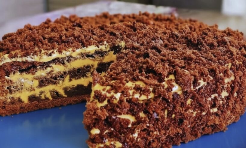 Milti, cukurs un kefīrs, pa 1 glāzei katrs – ļoti vienkārša, bet neticami gardas kūkas recepte