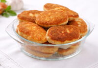 Vecmāmiņas kotlešu recepte — bez olām un maizes, bet ar to pašu bērnības garšu