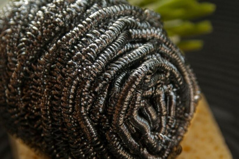 Metāla sūkļa slēptie “talanti” – 4 negaidīti veidi, kā to izmantot ārpus katlu tīrīšanas