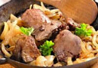 Perfekts veids, kā pannā apcept liellopa aknas ar sīpoliem, lai tās būtu maigas un garšīgas