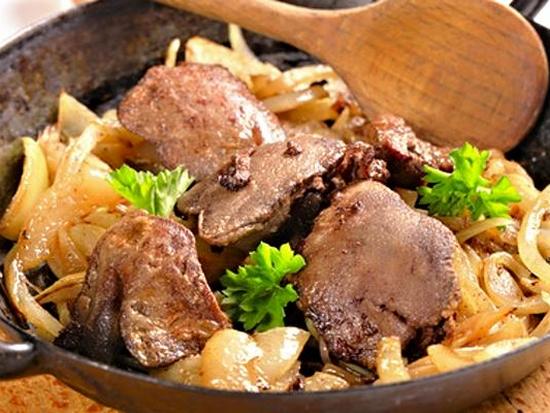 Perfekts veids, kā pannā apcept liellopa aknas ar sīpoliem, lai tās būtu maigas un garšīgas