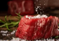 Ātrs veids, kā atkausēt gaļu bez mikroviļņu krāsns vai karsta ūdens – laika gaitā pārbaudīta metode