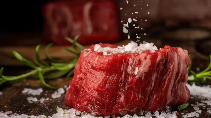 Ātrs veids, kā atkausēt gaļu bez mikroviļņu krāsns vai karsta ūdens – laika gaitā pārbaudīta metode