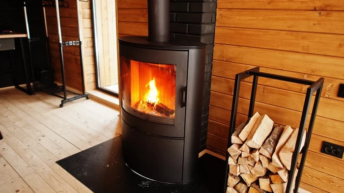 Kā ātri izžāvēt pat ļoti mitru malku – efektīva, laika gaitā pārbaudīta metode