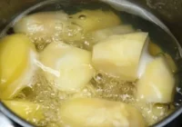 Ideāli vārītu kartupeļu noslēpums – viena karote šī, kas visu maina