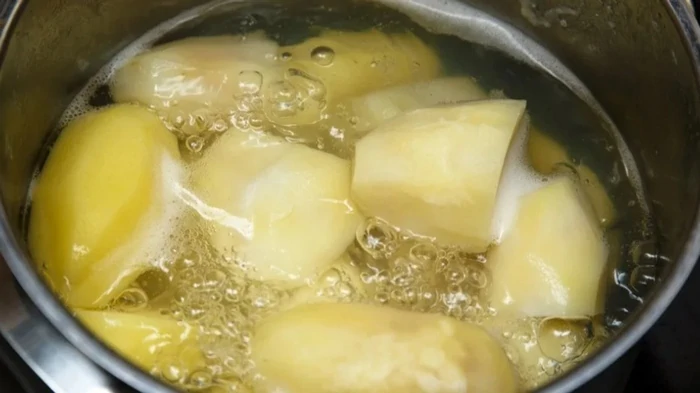 Ideāli vārītu kartupeļu noslēpums – viena karote šī, kas visu maina