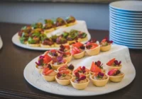 Viesi nolaizīs pat iesmiņus un lūgs vēl – 3 vienkāršākās Jaungada uzkodas kļūs par galda centrālajiem elementiem