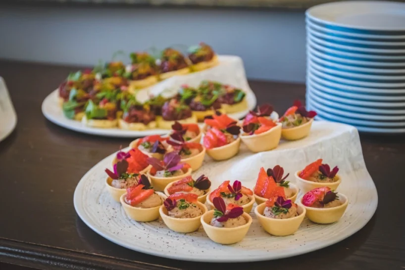 Viesi nolaizīs pat iesmiņus un lūgs vēl – 3 vienkāršākās Jaungada uzkodas kļūs par galda centrālajiem elementiem