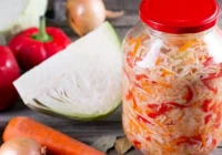 Skābēti kāposti ar papriku – gatavi dažās stundās, un viesi vienmēr apēd līdz pēdējam kāposta gabaliņam