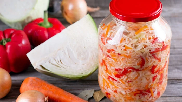 Skābēti kāposti ar papriku – gatavi dažās stundās, un viesi vienmēr apēd līdz pēdējam kāposta gabaliņam