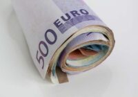 Kritiskās Izmaiņas no 2026. gada 1. janvāra: Cik lieli būs pabalsti un pensijas – VSAA pārrēķina formulu Kritiskās Izmaiņas no 2026. gada 1. janvāra: Cik lieli būs pabalsti un pensijas – VSAA pārrēķina formulu