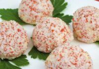 Neparasta uzkoda jūsu svētku galdam dažās minūtēs – krabju nūjiņu bumbiņas ar olīvām