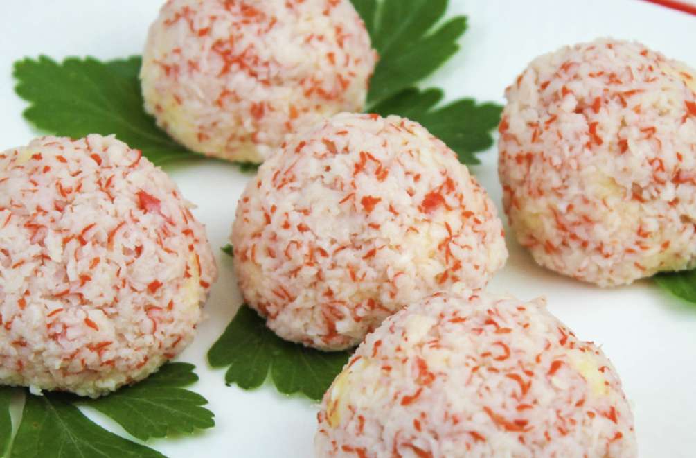 Neparasta uzkoda jūsu svētku galdam dažās minūtēs – krabju nūjiņu bumbiņas ar olīvām