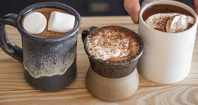 Karstā šokolāde acumirklī kļūst bagātīga — pievienoju 1 karoti šī produkta, un izbaudu izcilu garšu un šokolādes tekstūru