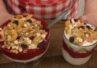 Mājīgākais svētku deserts bez cepšanas – dzērvenes ar biezpienu medū