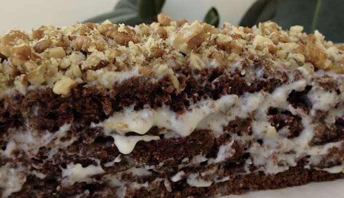 Glāze kefīra un 1 ola – maiga šokolādes kūka viesiem ir gatava