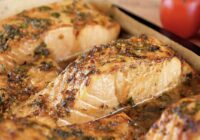 Noderīgi padomi un viegla recepte, kā pagatavot sarkano zivi cepeškrāsnī ar perfekti zeltainu garoziņu