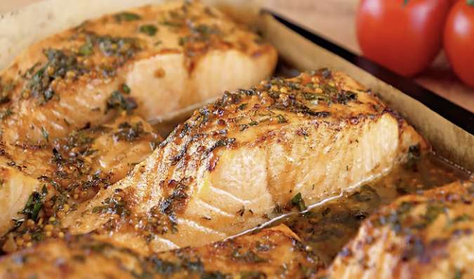 Noderīgi padomi un viegla recepte, kā pagatavot sarkano zivi cepeškrāsnī ar perfekti zeltainu garoziņu