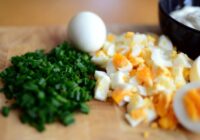 Iemācieties perfekti mizot olas: vienkārša metode