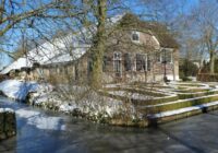 Smiltis vai sāli uz celiņiem labāk nekaisīt – droši veidi, kā cīnīties pret apledojumu dārzā