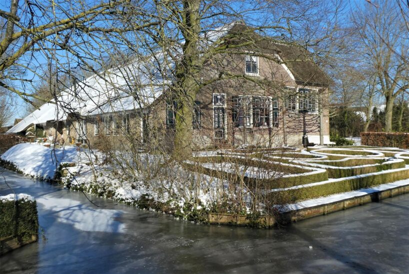 Smiltis vai sāli uz celiņiem labāk nekaisīt – droši veidi, kā cīnīties pret apledojumu dārzā