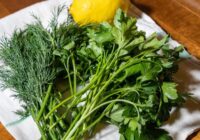 Pastāstīsim, cik ilgi uzglabāt zaļumus ledusskapī un kā to labāk darīt