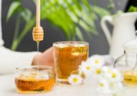 Neizmetiet sacukurojušos medu: viens triks, kā to atkal padarīt šķidru