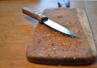 Jūsu griešanas dēlis kalpos gadu desmitiem: labākais veids, kā to tīrīt