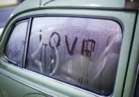 Vējstikli ziemā pastāvīgi aizsvīst: vienkāršs iemesls kā to atrisināt