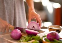 Asa smaka pazudīs minūtes laikā: lūk, kā nomazgāt sīpolu smaku no rokām