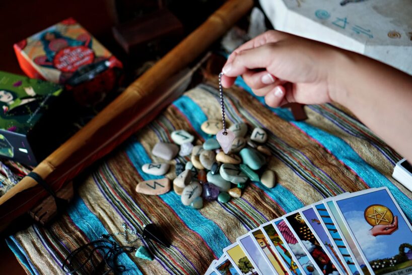 Pabeigšanas, apzināšanās un pārejas uz jaunu ciklu enerģijas: rūnu horoskops nedēļai no 15. līdz 21. decembrim visām zodiaka zīmēm