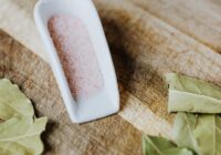 Kāpēc uz palodzes vajadzētu likt sāli un lauru lapas: nevis talismans, bet gan ļoti noderīgs dzīves ieteikums