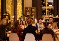 Ieteikumi kā stilīgi izrotāt Jaungada galdu, lai visi par to priecātos