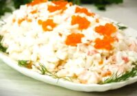 Karaliskā izvēle Jaunā gada naktij: salāti, kas izkonkurē rasolu un vienmēr tiek apēsti pirmie (recepte)