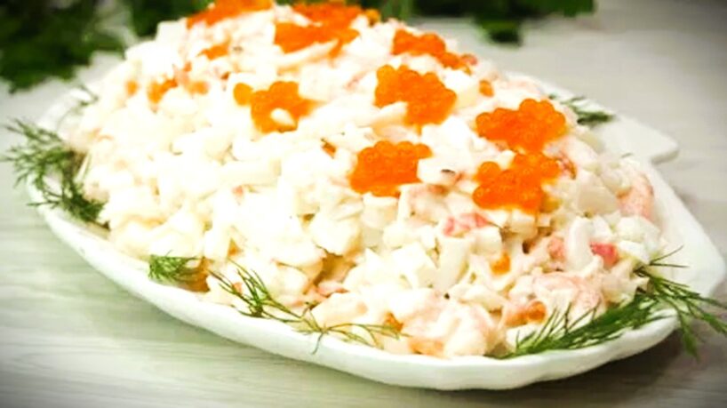 Karaliskā izvēle Jaunā gada naktij: salāti, kas izkonkurē rasolu un vienmēr tiek apēsti pirmie (recepte)