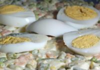 Kā glābt pārsālītu Olivjē – pāris triki un neēdami salāti ātri kļūs garšīgāki