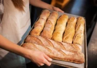 Ideāla bagete bez mīcīšanas un tikai no 4 sastāvdaļām – maize veikalā vairs nav jāpērk