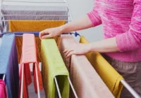 Kā pareizi žāvēt drēbes ziemā, lai nesabojātu ne apģērbu, ne māju Kā pareizi žāvēt drēbes ziemā, lai nesabojātu ne apģērbu, ne māju