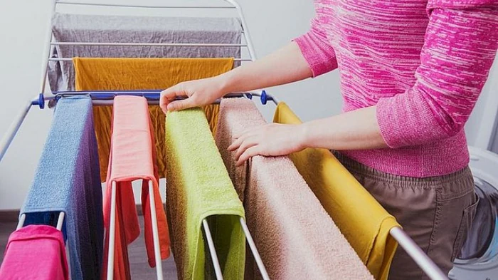 Kā pareizi žāvēt drēbes ziemā, lai nesabojātu ne apģērbu, ne māju