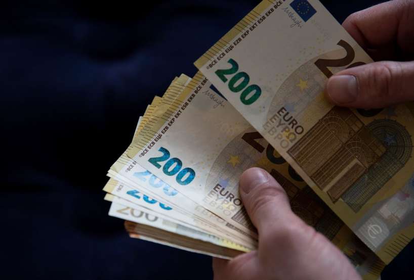 Svarīgas ziņas ģimenēm: cik lielu pielikumu pabalstiem un algai valsts garantē no janvāra