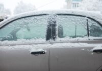 Nevarat atvērt automašīnas durvis aukstuma dēļ? Šis vienkāršais triks ietaupīs jūsu laiku un saudzēs nervus