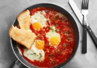 Kā gardi cept olas tomātu mērcē – recepte perfektām itāļu brokastīm
