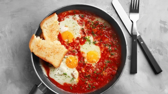 Kā gardi cept olas tomātu mērcē – recepte perfektām itāļu brokastīm