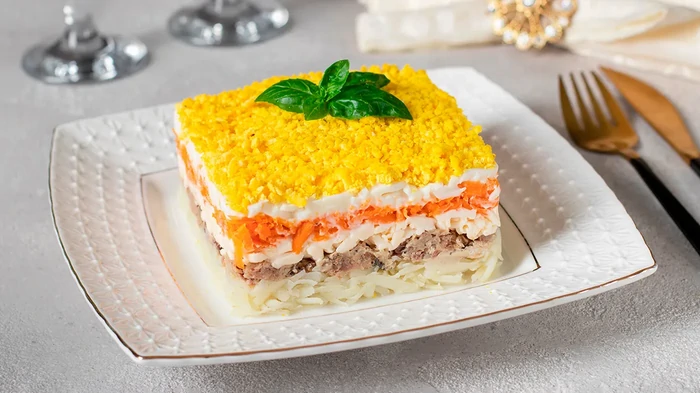 Šī “Mimoza” ir visgardākā – pareiza salātu kārtu secība