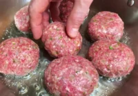 Vissvarīgākā ēdiena gatavošanas kļūda, kuras dēļ kotletes ir sausas, cietas un bezgaršīgas Vissvarīgākā ēdiena gatavošanas kļūda, kuras dēļ kotletes ir sausas, cietas un bezgaršīgas