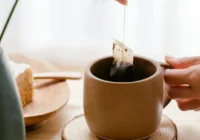 Paņemiet lietotus tējas maisiņus, un jūsu apavi ziemā nekad nesmakos – vienkāršs triks, kas darbojas vienas nakts laikā